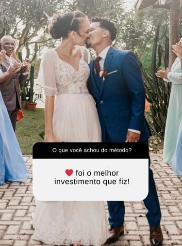 Casal se beijando em cerimônia de casamento ao ar livre com convidados